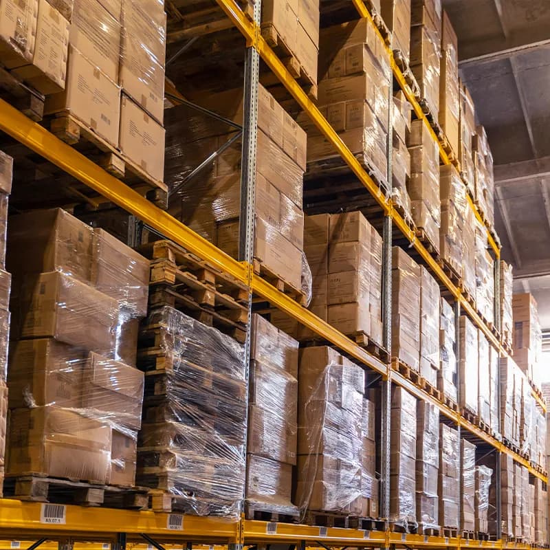 Almacén de Productos Tropicales con estanterías llenas de mercancía paletizada