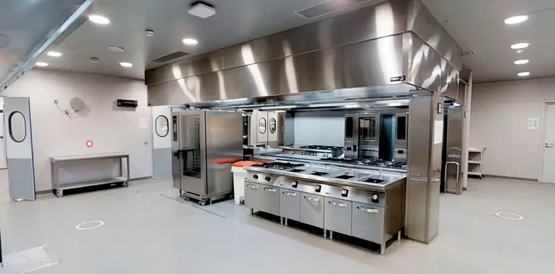 Cocina profesional con maquinaria de acero inoxidable